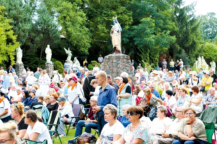 Pielgrzymi w modlitewnym skupieniu wypełnili plac przed oborskim sanktuarium.