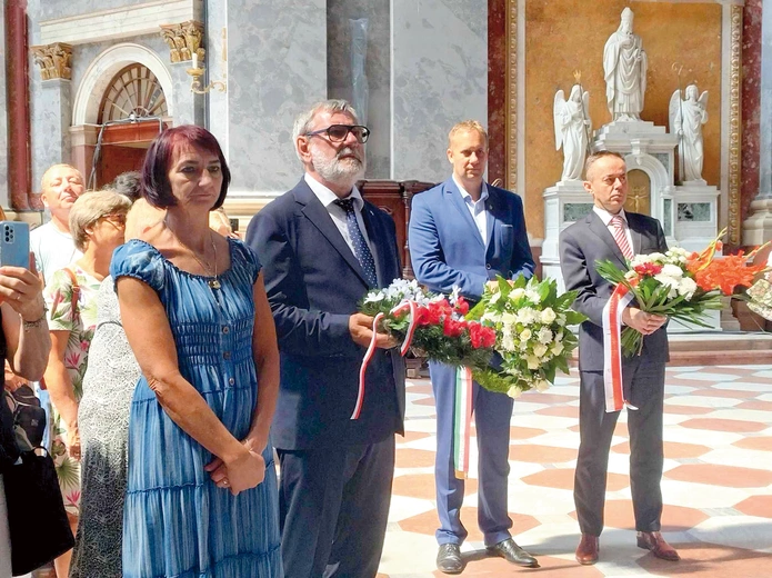 	Mieczysław Witowski (drugi od lewej) z kwiatami dla patronki, które złożył pod pamiątkową tablicą w kraju jej narodzin. 