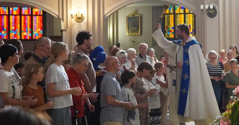 Pod płaszczem Najświętszej Maryi Panny z Góry Karmel