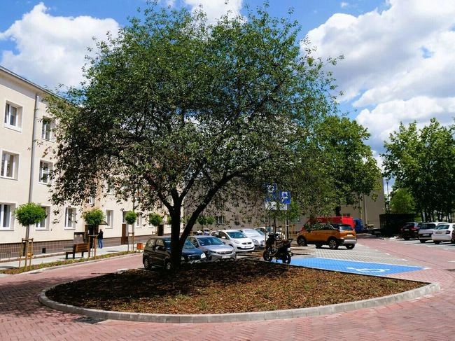 Odnowione osiedlowe podwórko.