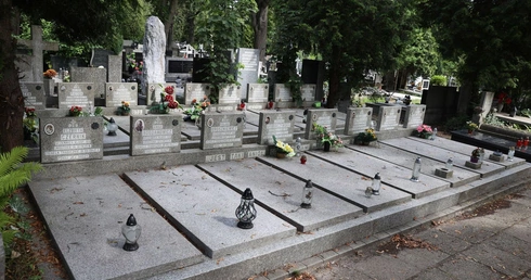 Wspólny grób 17 harcerek na Starym Cmentarzu przy ul. Ogrodowej w Łodzi. 