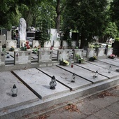 Wspólny grób 17 harcerek na Starym Cmentarzu przy ul. Ogrodowej w Łodzi. 