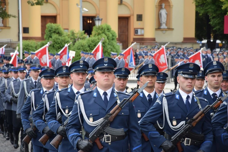 Przemarsz z udziałem pododdziałów policyjnej asysty honorowej i orkiestry reprezentacyjnej