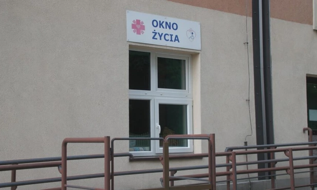 Mikołów. Kilkudniowa dziewczynka w oknie życia