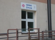 Mikołów. Kilkudniowa dziewczynka w oknie życia