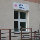Mikołów. Kilkudniowa dziewczynka w oknie życia