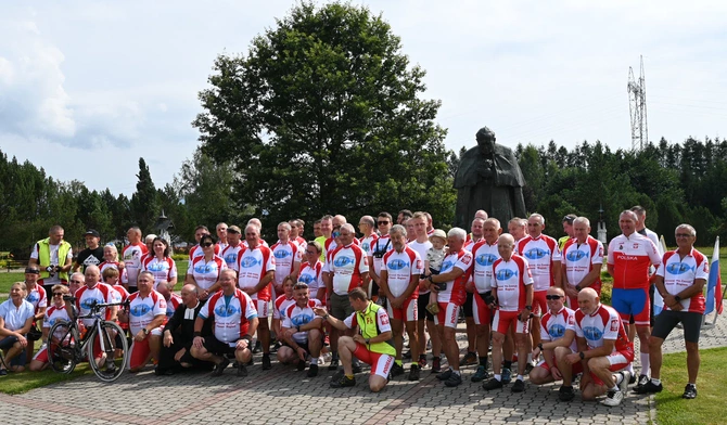 60 rowerowych pielgrzymów w drodze z Giewontu na Hel