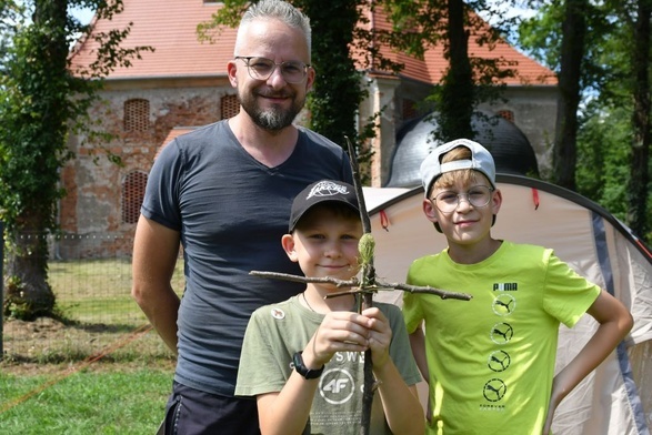 Ojcowie z synami pojechali na obóz, aby odkrywać św. Maksymiliana