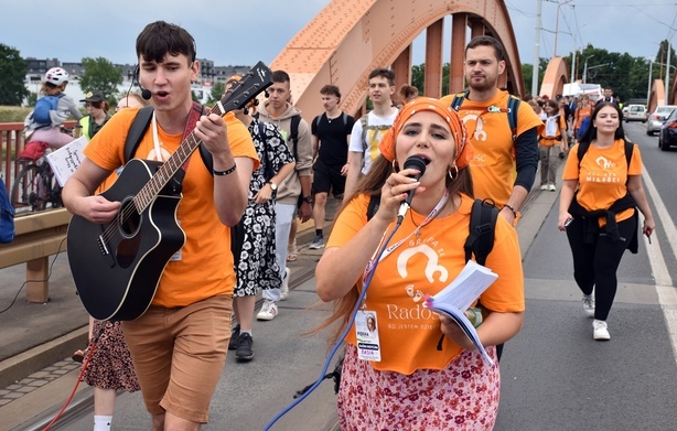 Czy piesza pielgrzymka na Jasną Górę to przeżytek? Niekoniecznie. Ta młoda grupa pokazuje coś odwrotnego