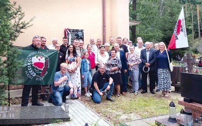 Uczestnicy obchodów pod tablicą upamiętniającą ks. Sylwestra Zycha.