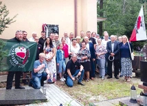 Uczestnicy obchodów pod tablicą upamiętniającą ks. Sylwestra Zycha.