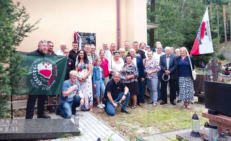 Uczestnicy obchodów pod tablicą upamiętniającą ks. Sylwestra Zycha.