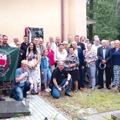 Uczestnicy obchodów pod tablicą upamiętniającą ks. Sylwestra Zycha.