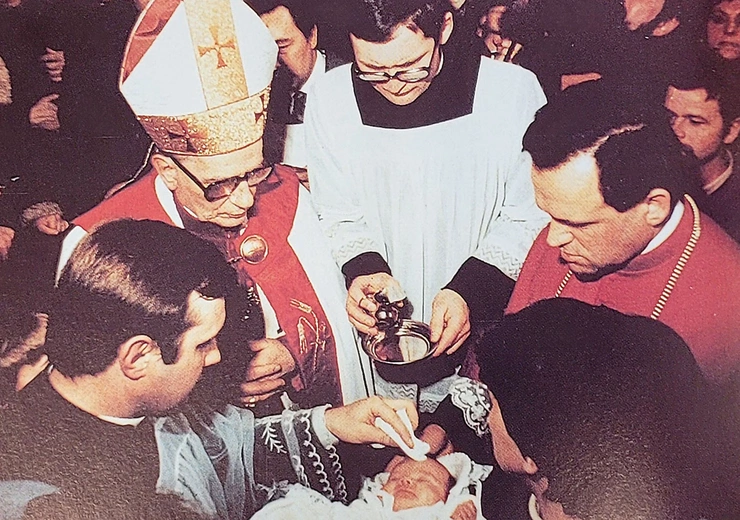 	21 marca 1982 r. w kościele pw. Opatrzności Bożej na gdańskiej Zaspie, wspólnie z ks. Henrykiem Jankowskim, ochrzcili córkę Lecha Wałęsy – Marię Wiktorię.
