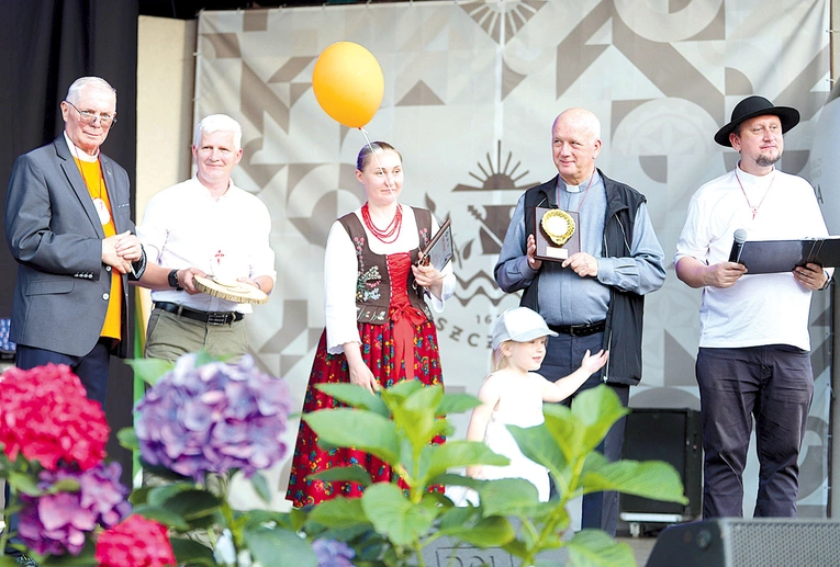 	Ks. Loranc (z lewej) oraz tegoroczni nagrodzeni.