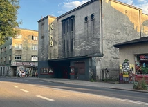 Budynek zachował swój oryginalny wygląd. Zmieniło się tylko miejsce wyeksponowania neonu. Niebawem ma rozpocząć się remont przedniej elewacji.