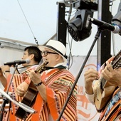 Na scenie peruwiański zespół Los Companieros.