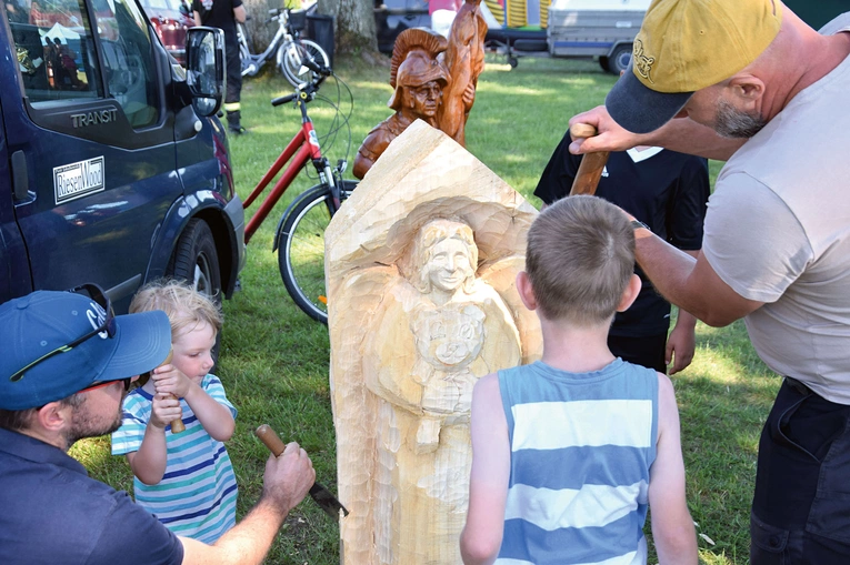Piotr Jakubowski w trakcie rzeźbienia kolejnego skrzydlatego patrona.