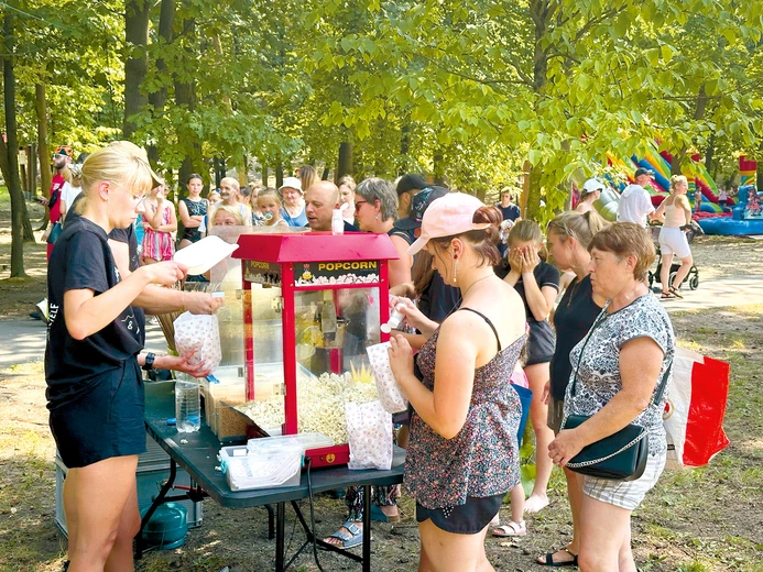 Darmowa wata i popcorn.