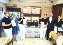 Prezentacja konkursowych trofeów.