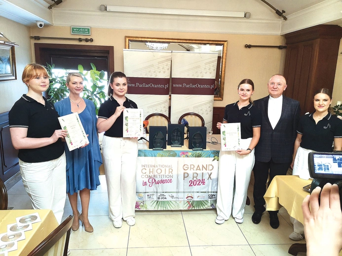 Prezentacja konkursowych trofeów.