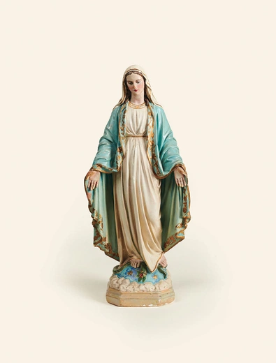 Gipsowa figurka Niepokalanej z ulicy Grzybowskiej 24, którą Stanisław Wołczaski znalazł już po zakończeniu wojny przy zniszczonej kapliczce.