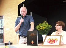 Janusz Szalewski na spotkaniu w Szalowej. Obok Bronisława Siuta z szalowskiej biblioteki.