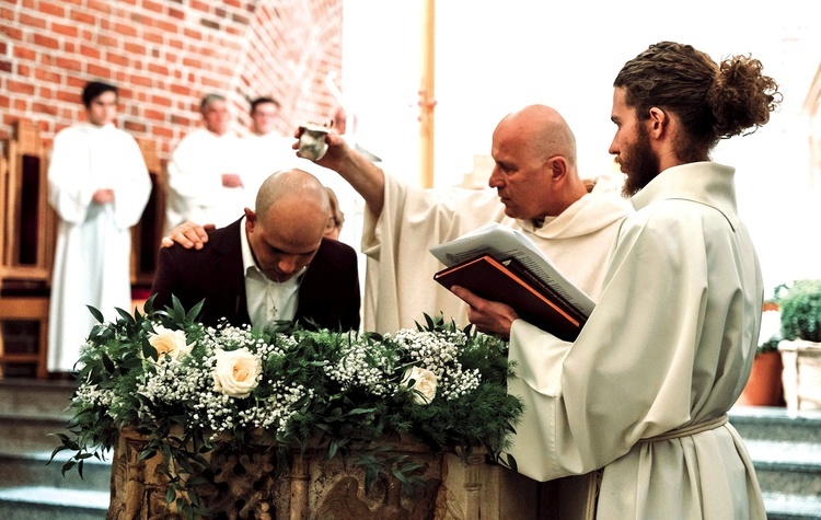 O. Mariusz Woźniak OP chrzci podczas Wigilii Paschalnej w kościele pw. św. Wojciecha.