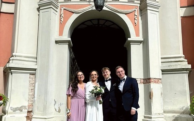 Na zdjęciu Tamara i Dariusz Jurykowie ze swoimi świadkami, Marysią i Mateuszem.