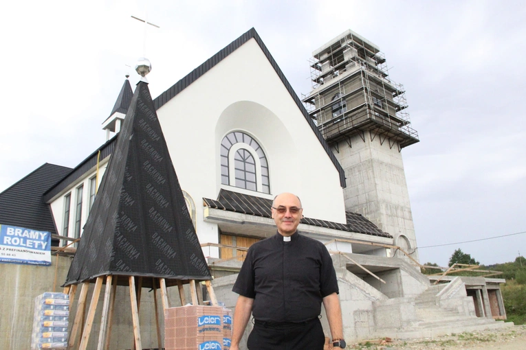 Czarny Potok. Budujący się kościół