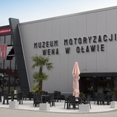Maluch odpoczywa obok ferrari. Z wizytą w największym w Europie Środkowej muzeum motoryzacji