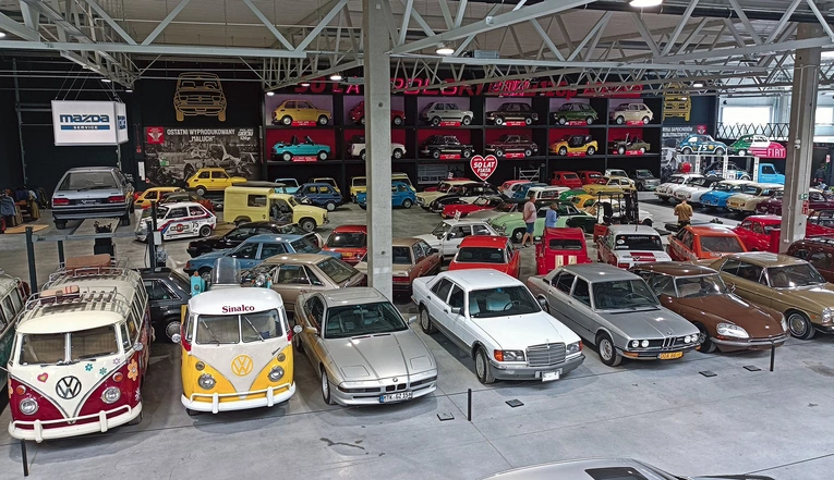Maluch odpoczywa obok ferrari. Z wizytą w największym w Europie Środkowej muzeum motoryzacji