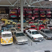 Maluch odpoczywa obok ferrari. Z wizytą w największym w Europie Środkowej muzeum motoryzacji