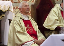 Podczas Mszy św. parafianie podziękowali ks. Józefowi Grochowskiemu za 9 lat proboszczowskiej posługi.