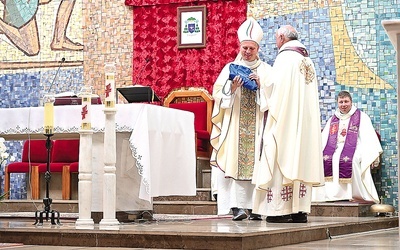 Pakiet pielgrzyma pasterz odebrał od ks. Krzysztofa Czai, kierownika gdyńskiej wyprawy.