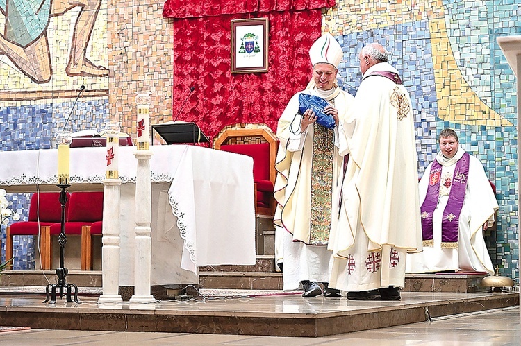 Pakiet pielgrzyma pasterz odebrał od ks. Krzysztofa Czai, kierownika gdyńskiej wyprawy.