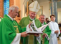 Jednym z liturgicznych darów była parafialna kronika ćwierćwiecza.