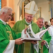 Jednym z liturgicznych darów była parafialna kronika ćwierćwiecza.