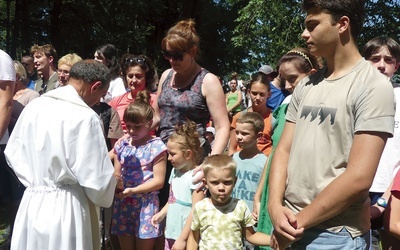 Rodziny podczas namaszczenia rychwałdzkim olejkiem radości na Koziej Górce.