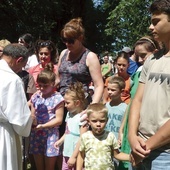 Rodziny podczas namaszczenia rychwałdzkim olejkiem radości na Koziej Górce.