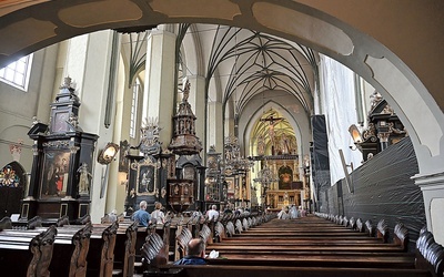 Widok z nawy głównej na prezbiterium z ołtarzem głównym.