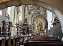 Widok z nawy głównej na prezbiterium z ołtarzem głównym.
