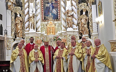 Duszpasterze w kościele postawionym w miejscu narodzin świętego kapłana.