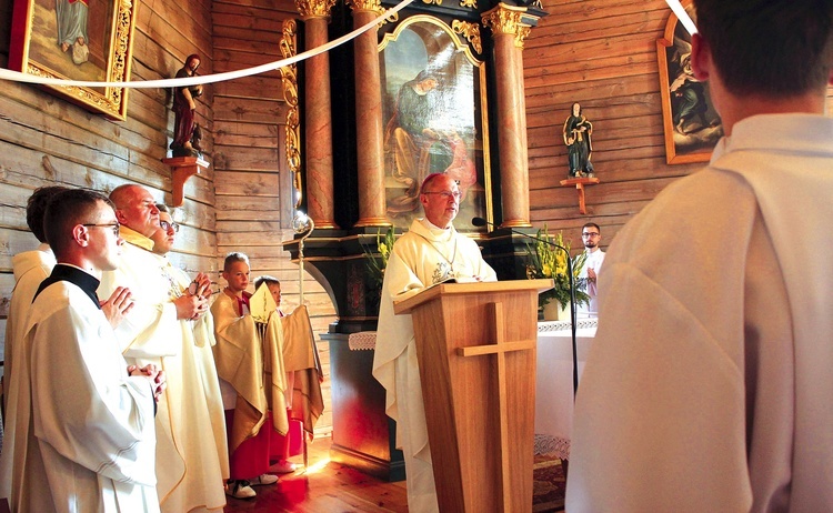 Uroczystość odbyła się w zabytkowym, drewnianym kościele św. Anny.