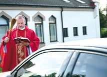 Modlitwa i pokropienie wodą święconą w parafii św. Kazimierza w Koszalinie.