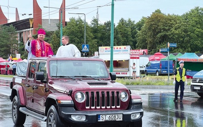 Mimo deszczu wielu kierowców czekało na tradycyjne błogosławieństwo pojazdów. Ustawili swoje samochody wzdłuż tyskich ulic.