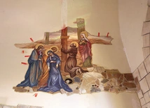 Scena przedstawiająca Biedaczynę pod krzyżem znajduje się również w polskiej replice asyskiej świątyni.
