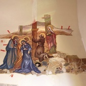 Scena przedstawiająca Biedaczynę pod krzyżem znajduje się również w polskiej replice asyskiej świątyni.