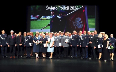 W Skierniewicach wyróżniono kilkudziesięciu funkcjonariuszy. Obywatele też nie szczędzili słów uznania i przyznają, że czują się bezpiecznie dzięki ich codziennej służbie.