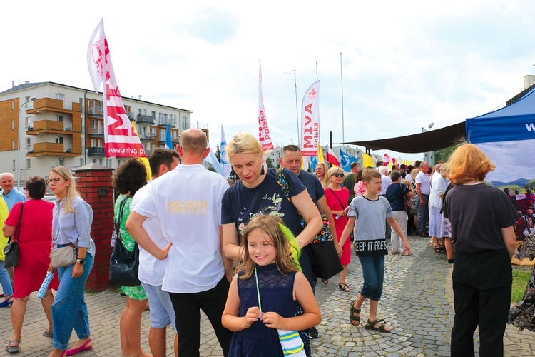 Modlitwie za kierowców towarzyszył rodzinny piknik zorganizowany przez parafię świętokrzyską i MIVA Polska.